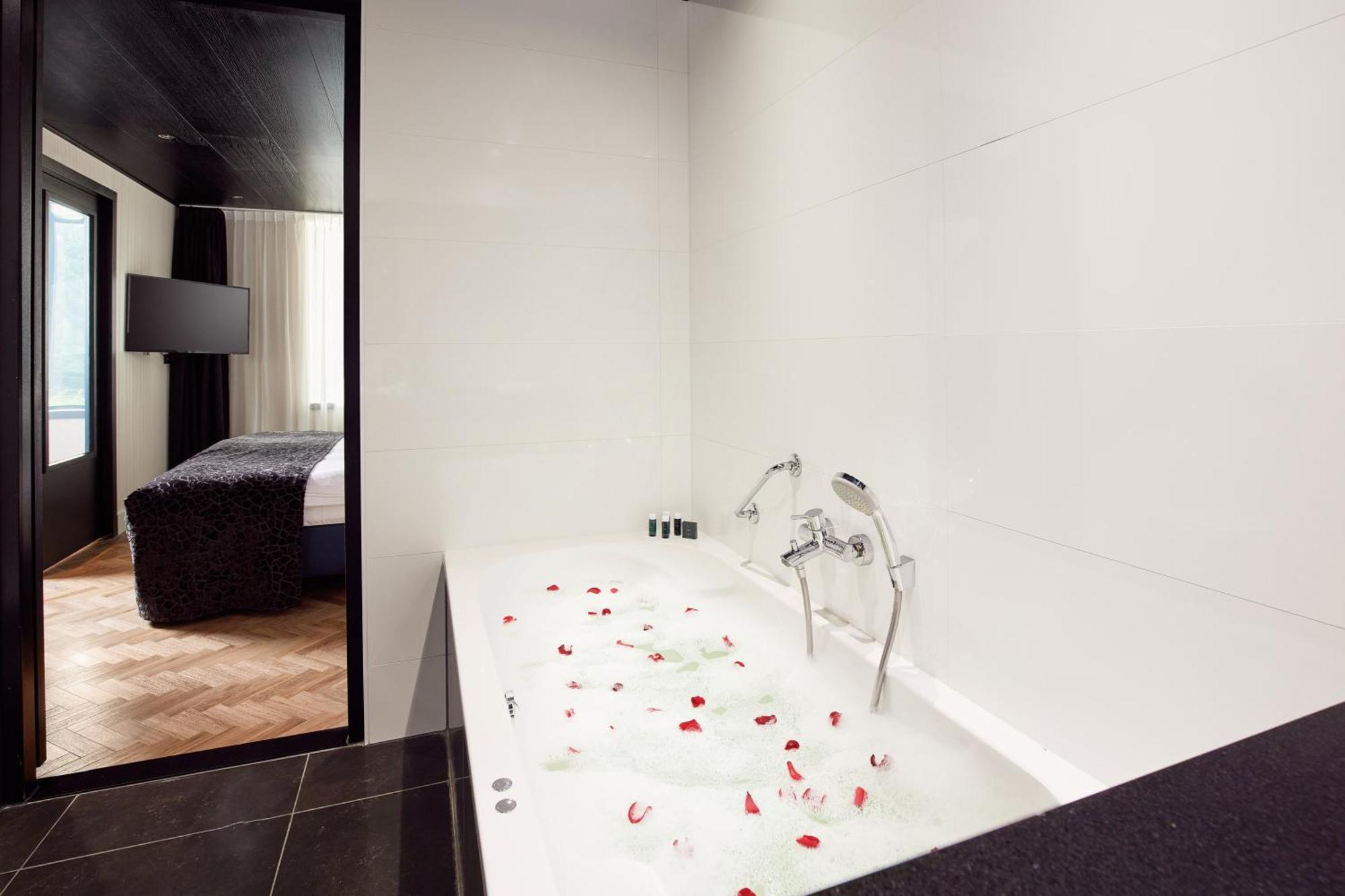 Van Der Valk Hotel สเนก ภายนอก รูปภาพ